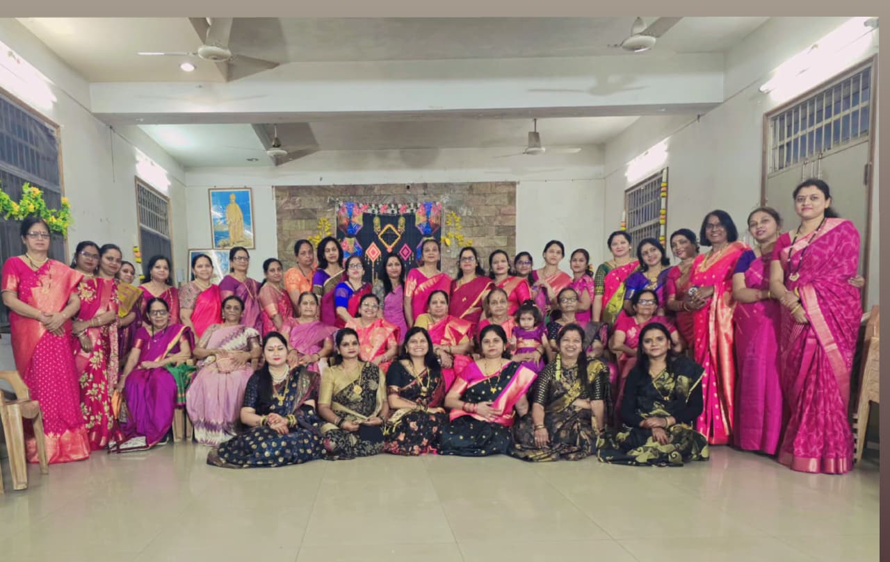 'उड़ी उड़ी जाए, झटपट फटाफट' गाने पर ग्रुप डांस ने बटोरी तालियां