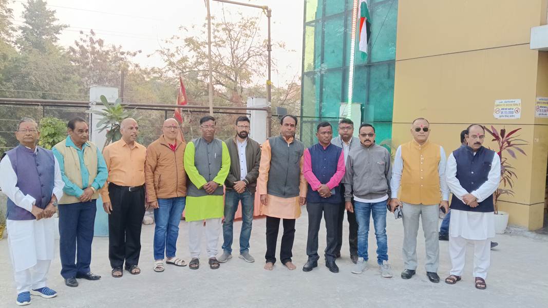 महाराष्ट्र मंडल में अध्यक्ष काले और सखी निवास में सचिव दंडवते ने फहराया तिरंगा