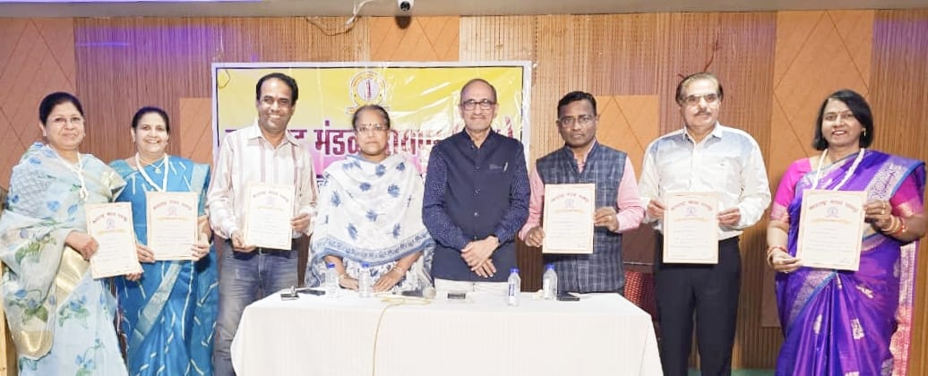  महाराष्&zwj;ट्र मंडल के नव निर्वाचित अध्&zwj;यक्ष, कार्यकारिणी को दिए गए प्रमाण पत्र