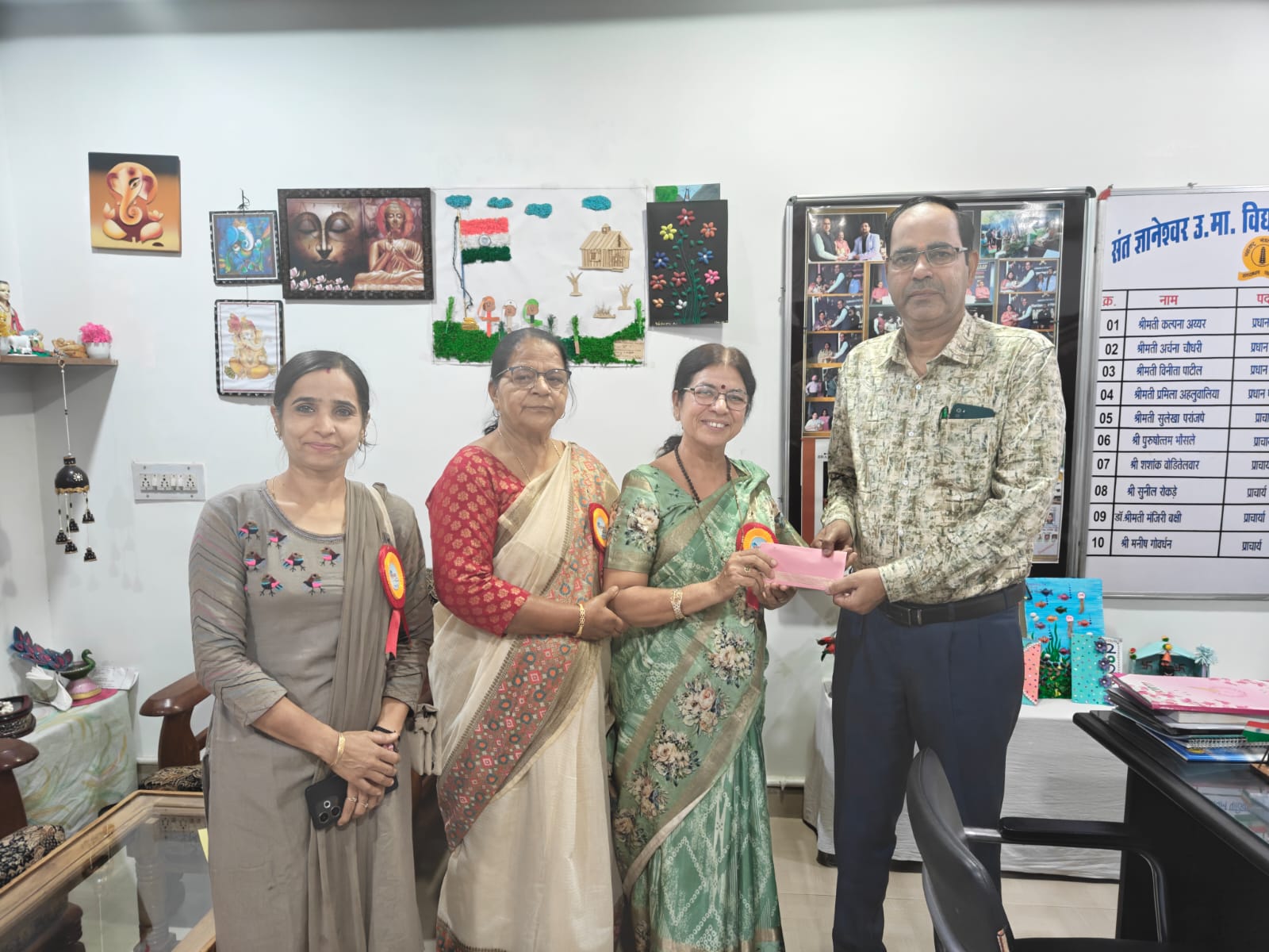  &lsquo;मधुधारा&rsquo; संस्था ने संत ज्ञानेश्वर की प्रतिभावान छात्रा को दी प्रोत्साहन राशि