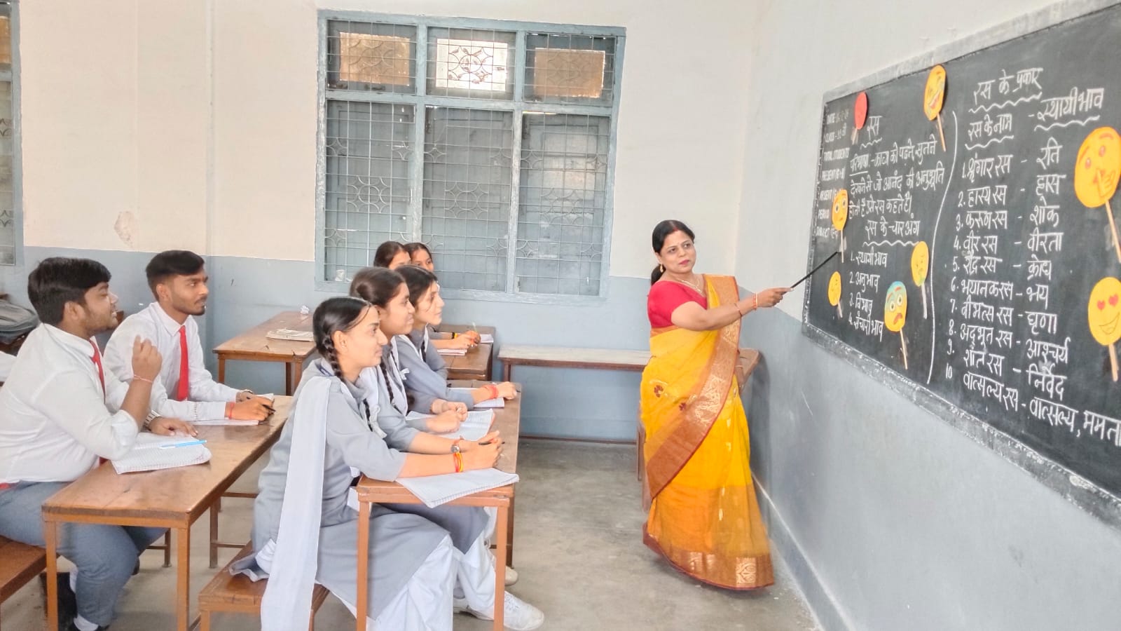 क्रिएटिविटी के साथ 10वीं-12वीं के बच्चों की तैयार कराई हिंदी की तैयारी