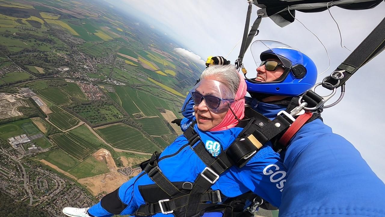 रायपुर की नीला ने 78 वर्ष की आयु में की 10 हजार फीट की ऊंचाई से स्काई डाइविंग