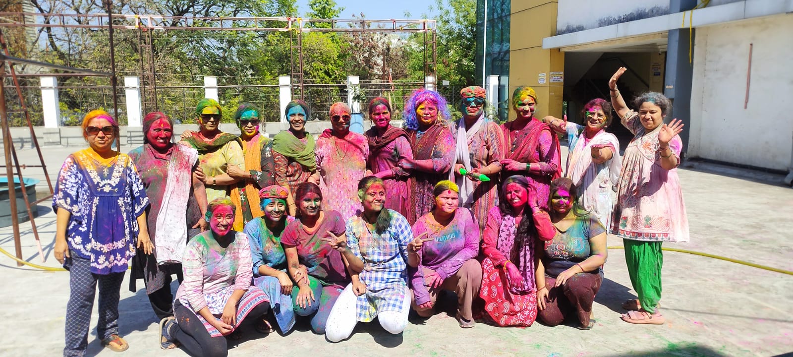  महाराष्ट्र मंडल में रेन डांस के साथ खेली होली.... उड़े अबीर- गुलाल 