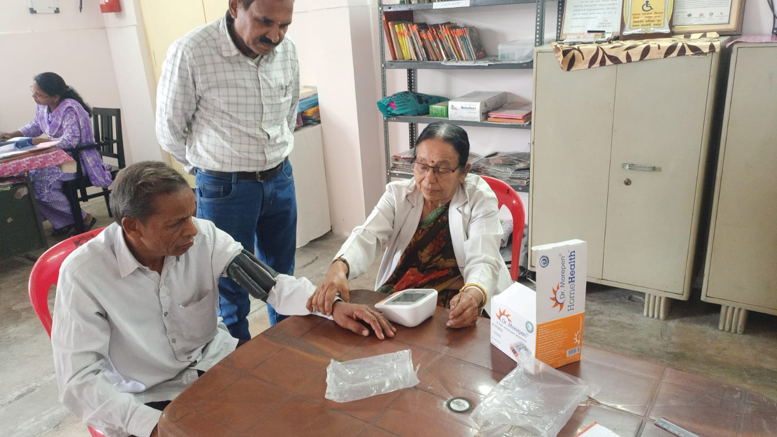 सियान गुड़ी में पहुंची डॉ.  कमल वर्मा... किया बुजुर्गों का स्वास्थ्य परीक्षण