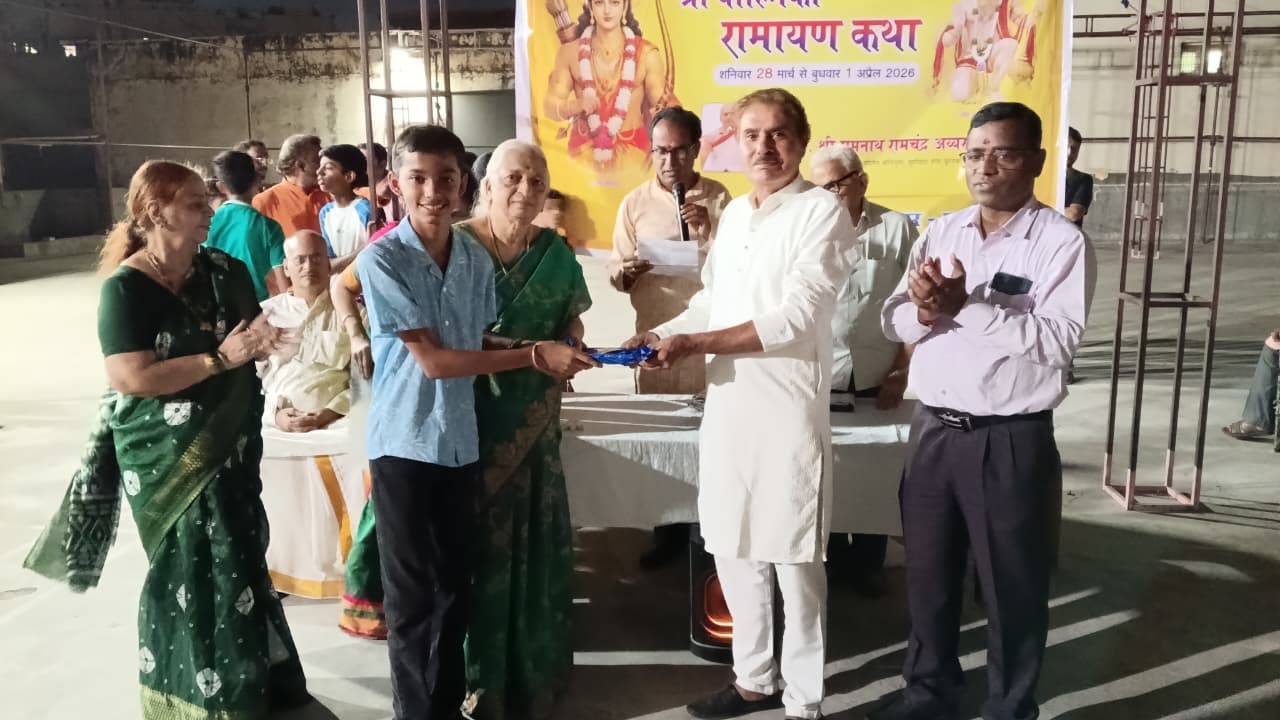 बाल नाट्य के कलाकारों को पुरस्कृत कर किया उनका उत्साहवर्धन