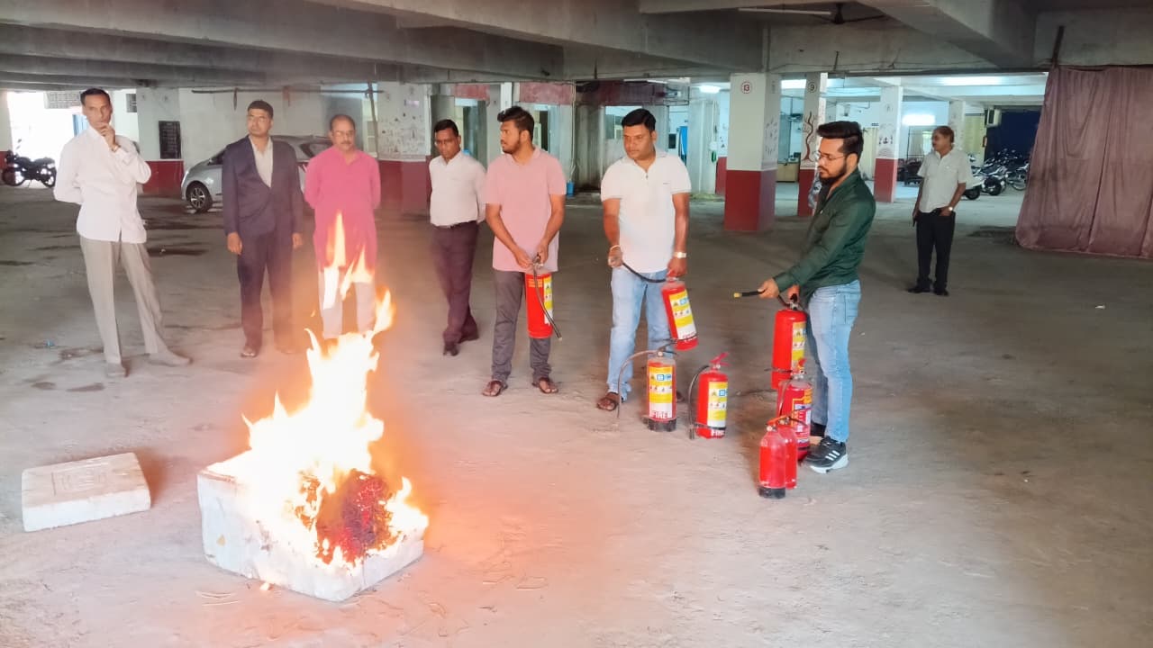 महाराष्ट्र मंडल में हुई फायर मॉक ड्रिल... कर्मचारियों ने सीखा कैसे बुझाए आग