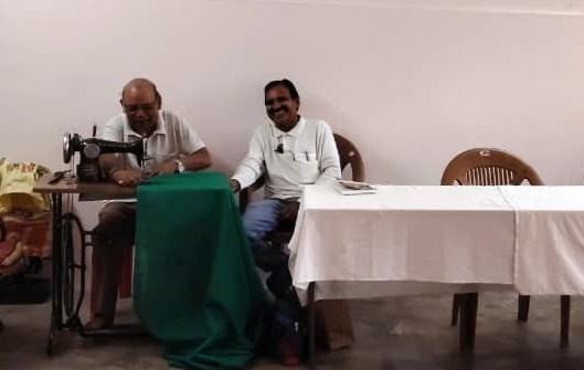 सियान गुड़ी में पहुंचे बुजुर्ग चला रहे सिलाई मशीन... सील रहे घर के कपड़े