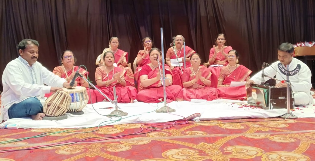 &lsquo;लगबग अंबा आली&rsquo; भजन गा कर अवंती विहार की महिलाएं बनीं विजेता