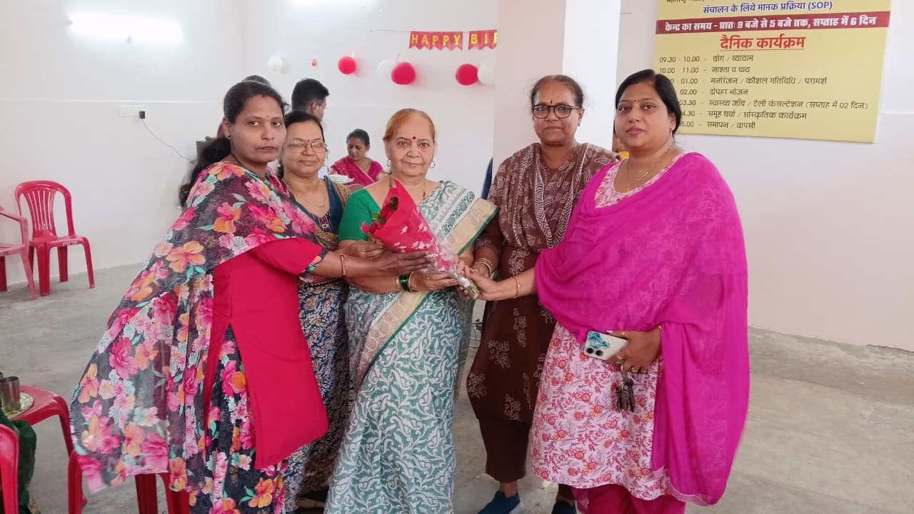 मंडल की सभासद संध्या खंगन में सियान गुड़ी पहुंच बुजुर्गों के बीच मनाया जन्मदिन
