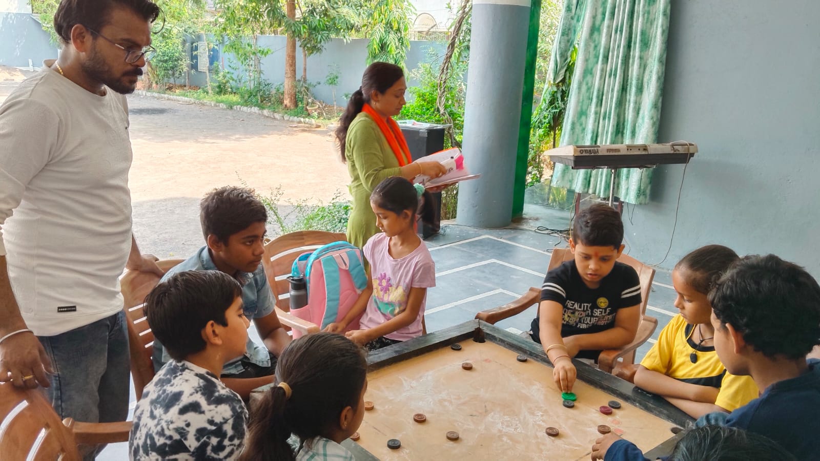 हनुमान चालीसा के साथ योग... आर्ट एंड क्राफ्ट में बच्चों की दिखाई रूचि