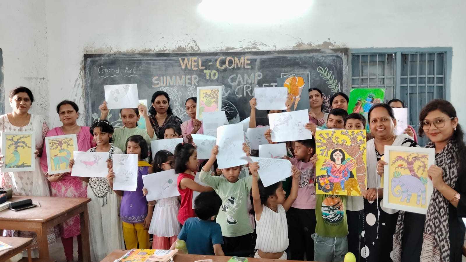 11वीं-12वीं के बच्चे सीख रहे टैली... अंकुर शुक्ला ने सिखाया गोंड आर्ट