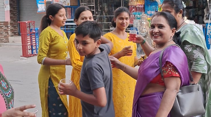 अक्षय तृतीया पर राहगीरों को पिलाया शीतल पेय