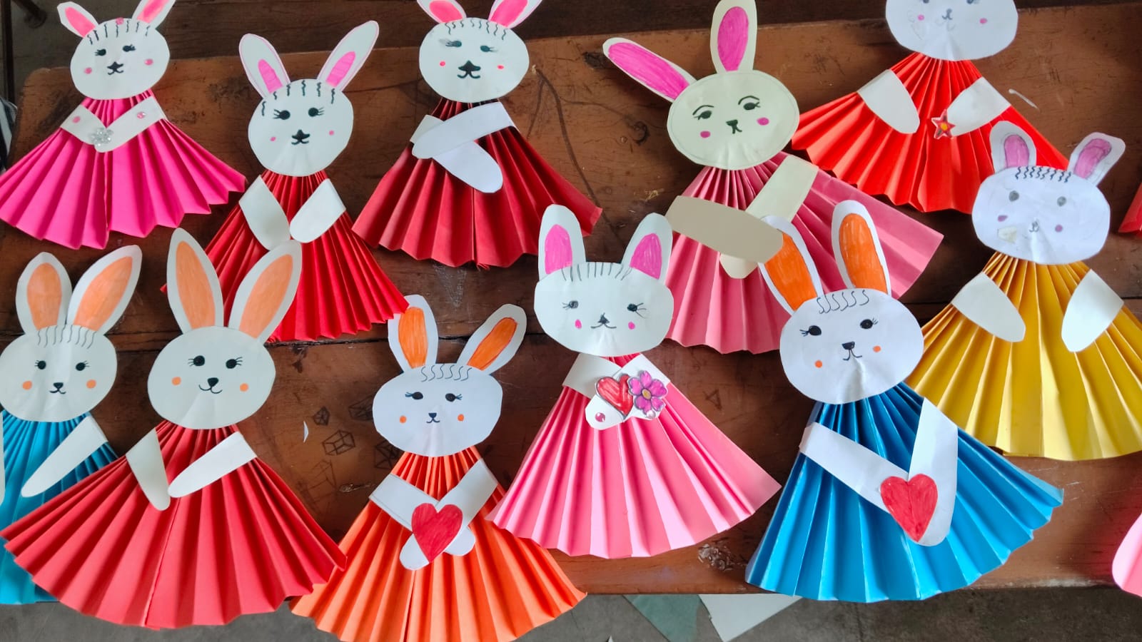 बच्चों ने बनाई ओरिगामी बर्ड और गुड़िया