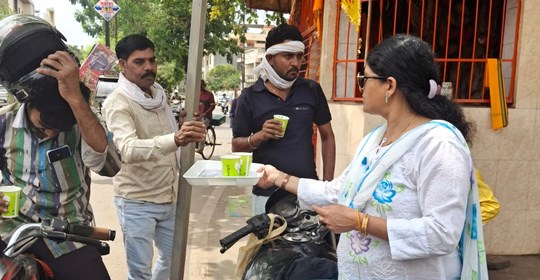 महाराष्&zwj;ट्र मंडल ने टैगोर नगर में वितरित किया मठा
