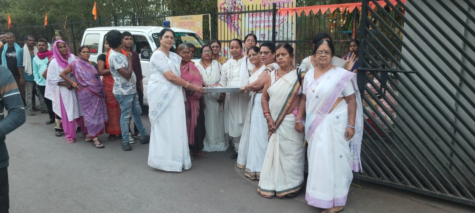 बौद्ध महिला समिति मेकाहारा में किया खीर का दान