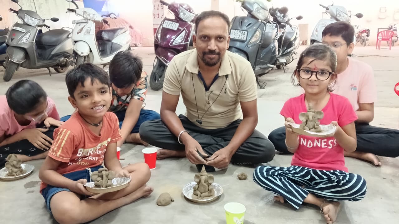 बाल संस्कार शिविर ......  माइंड एक्टिविटी में दिखा उत्साह... बनाएं मिट्टी के गणपति