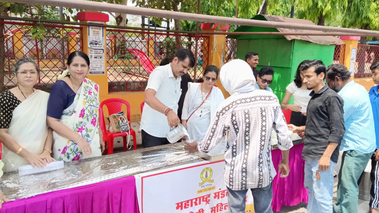 चौबे कालोनी केंद्र की महिलाओं ने राहगीरों को पिलाया मठा