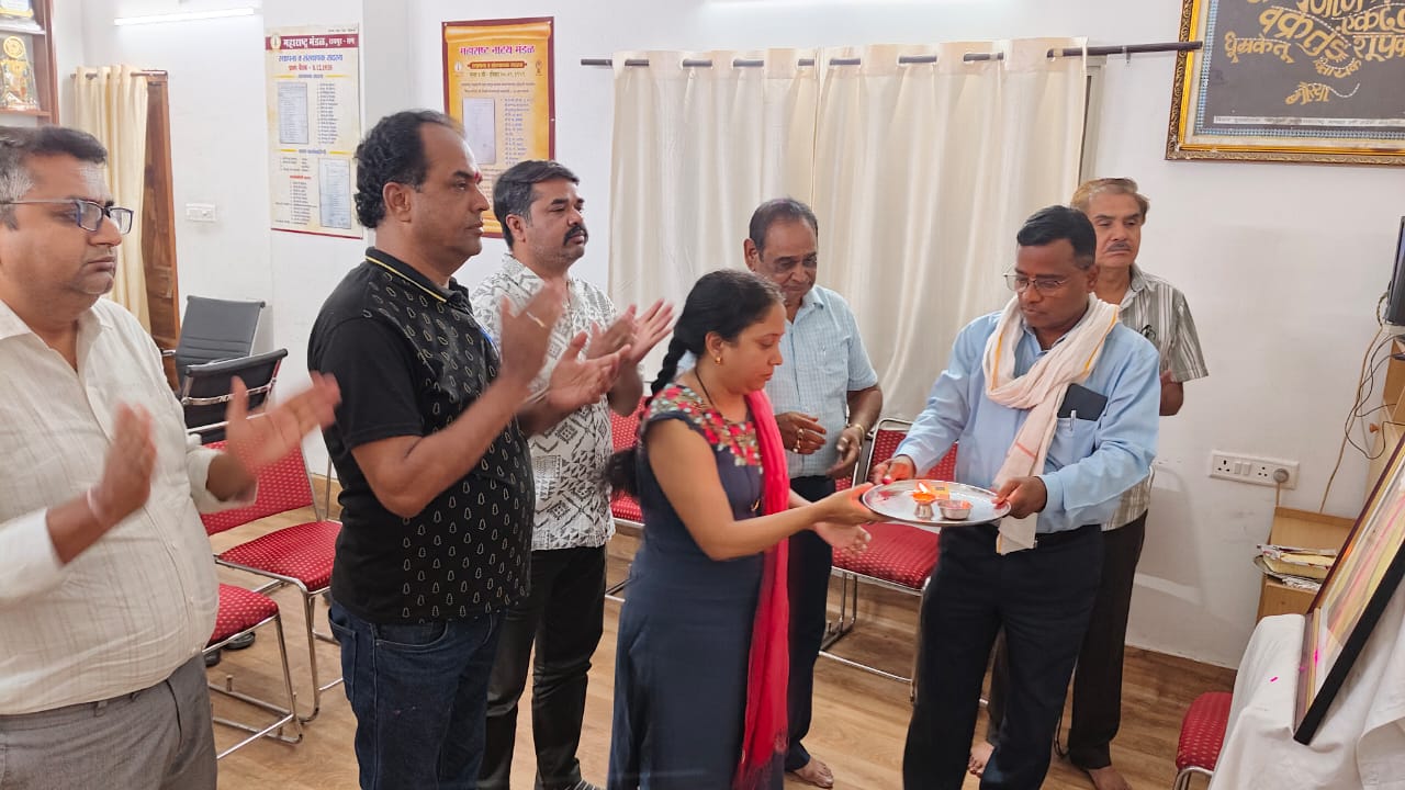 शिवाजी महाराज की आरती कर राज्याभिषेक दिवस के आयोजन पर चर्चा