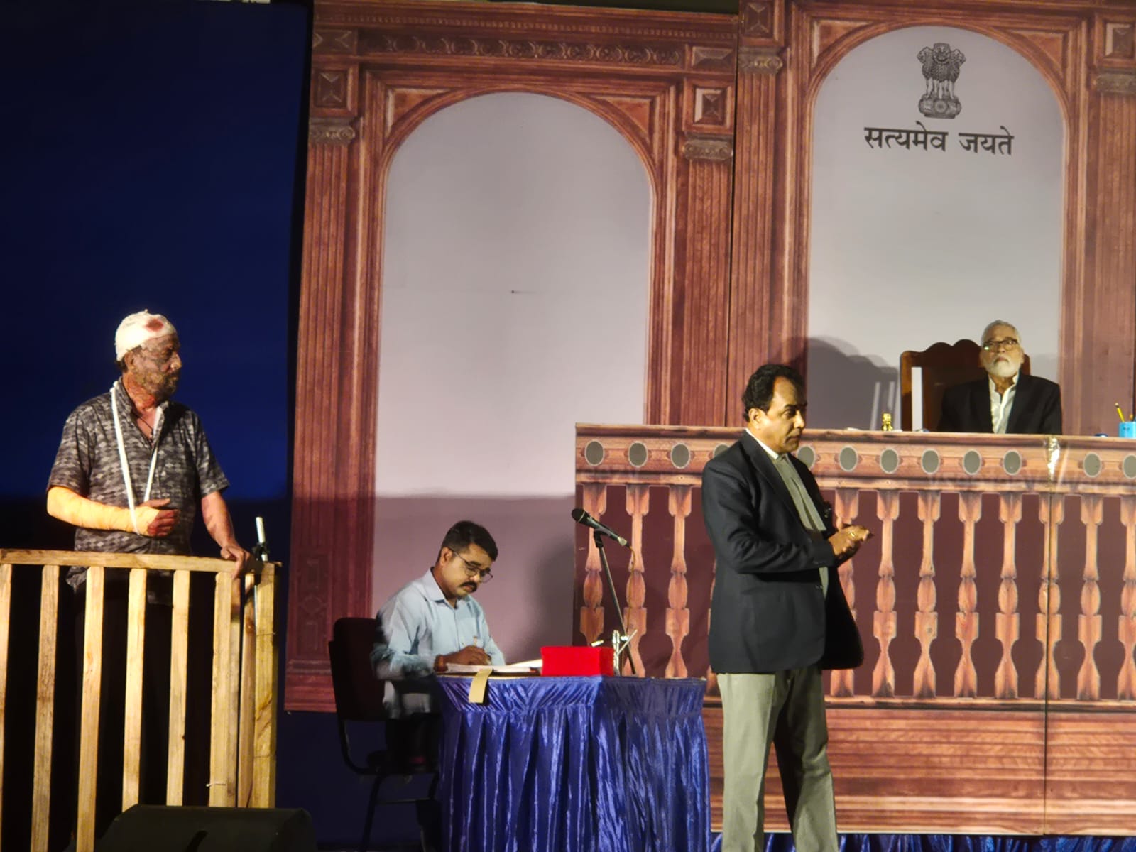  &lsquo;मैं अनिकेत हूं&rsquo; के क्लाइमेक्स ने सिम्स सभागार में बैठे दर्शकों को चौंकाया