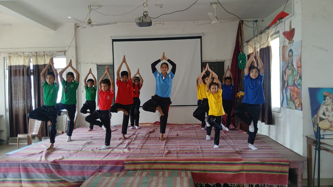 संत ज्ञानेश्वर विद्यालय के बच्चों ने किया योग