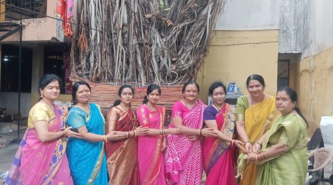 महिलाओं ने किया वटसावित्री पूजन, पति की दीर्घायु के लिए वटवृक्ष को बांधा रक्षासूत्र