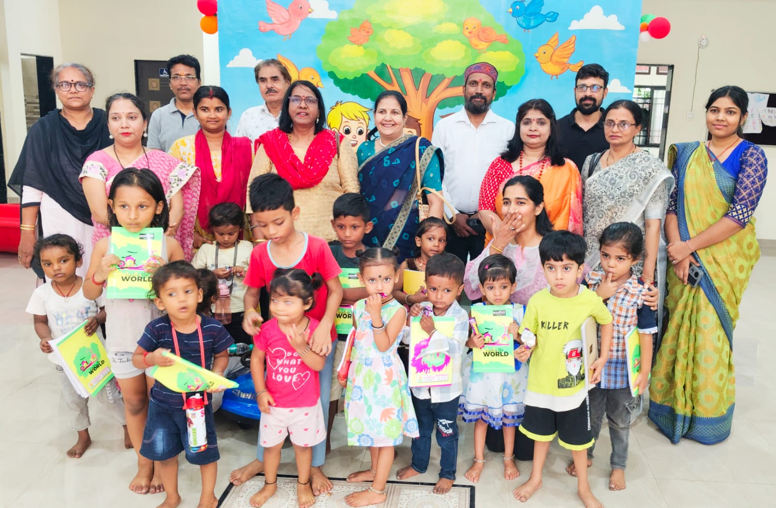  हाईटेक आंगनबाड़ी के नौनिहालों को सोनू सूद की संस्&zwj;था ने वितरित की कॉपियां