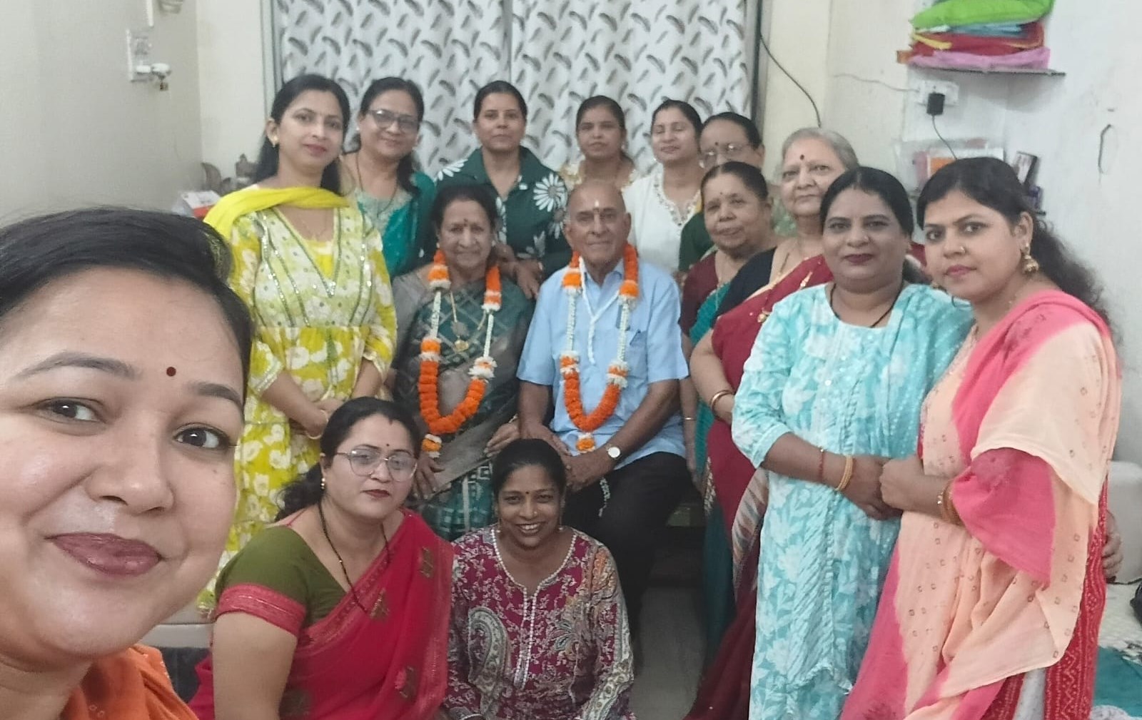  देवेंद्र महिला केंद्र ने मनाई अशोक-मीणा लोणकर की शादी की सालगिरह