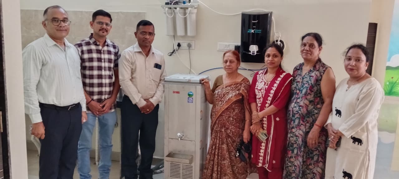 हाईटेक आंगनबाड़ी में कोन्हेर परिवार ने दान किया वाटर कूलर