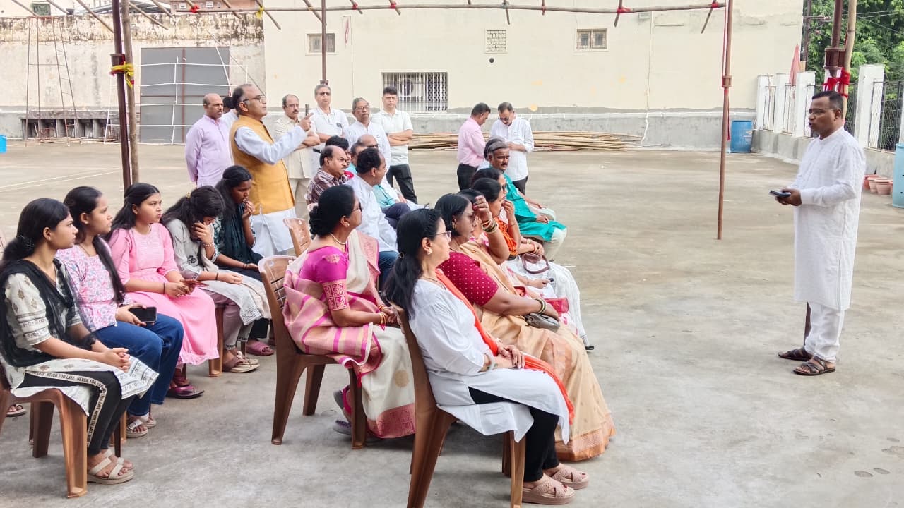  महाऱाष्ट्र मंडल परिसर में मंडल अध्यक्ष ने किया ध्वजारोहण
