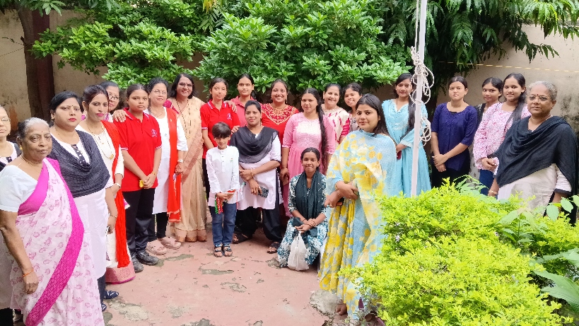 सखी निवास में ध्वजारोहण कर दी गई तिरंगे को सलामी