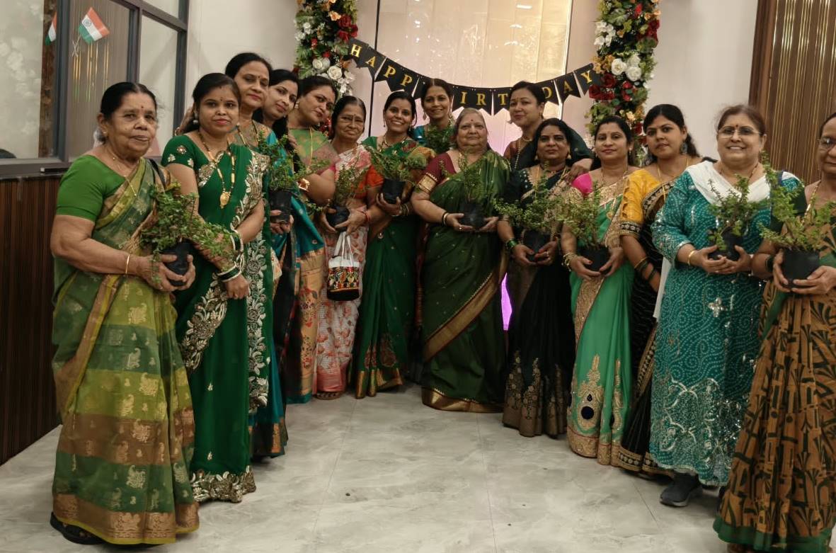 तीज महोत्सव में &lsquo;पौधा लगाओ और पर्यावरण बचाओं&rsquo; का दिया संदेश