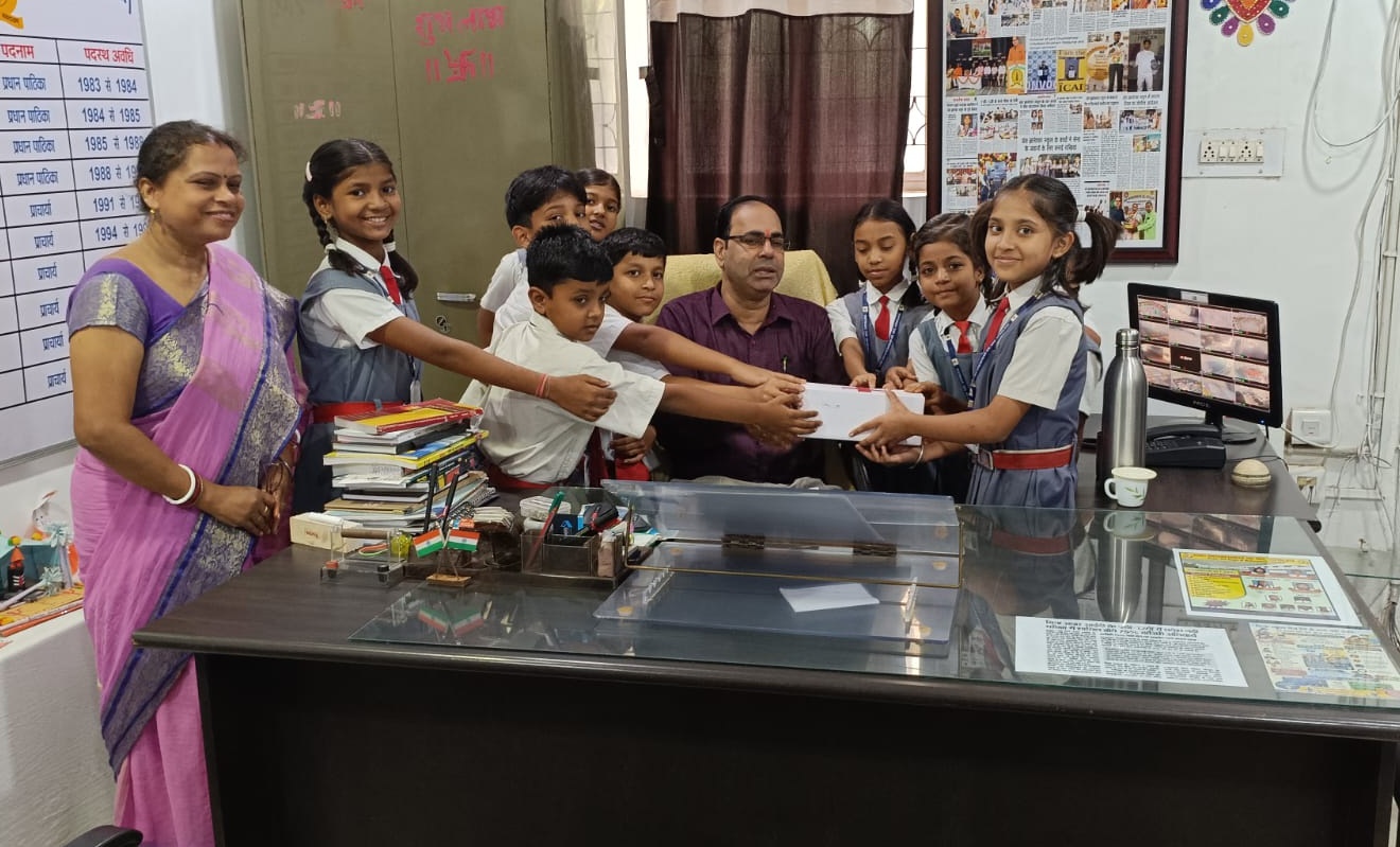 संत ज्ञानेश्वर विद्यालय में कक्षा चौथी के विद्यार्थियों ने भेंट की प्राथमिक चिकित्सा पेटी