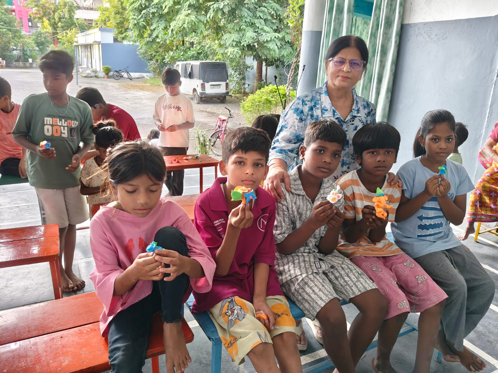 संस्कार शाला में बच्चों ने कलरफूल क्ले से बनाई सुंदर कलाकृति