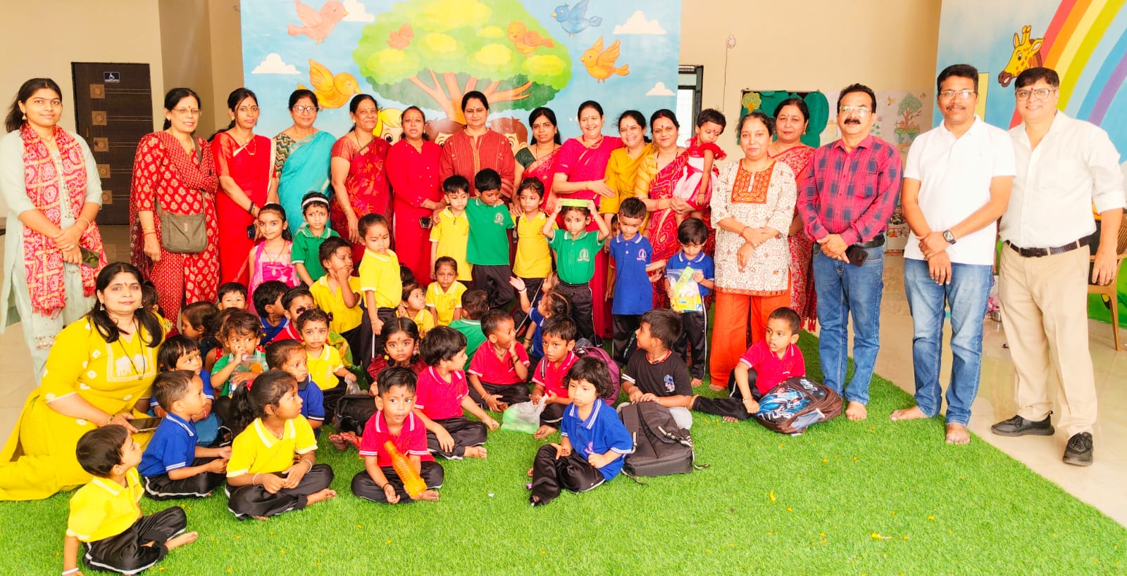 महाराष्&zwj;ट्र मंडल ने महतारी सदन के हाईटेक आंगनबाड़ी में कराया कन्&zwj;याओं को भोज