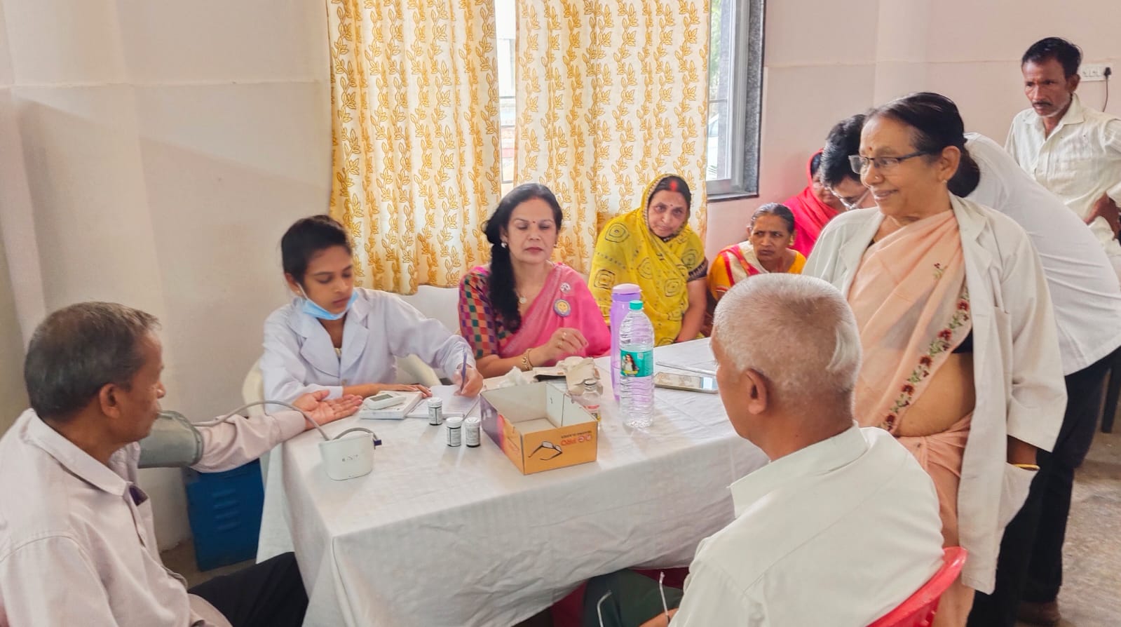 सियान गुडी के नि:शुल्&zwj;क शिविर में जांची गई बुजुर्गों की सेहत