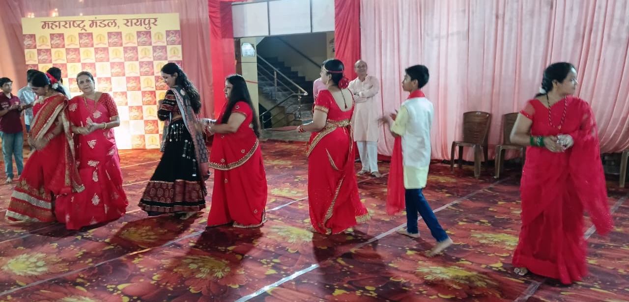 रास गरबा में का भव्य शुभारंभ.. चौकड़ी, छकड़ी, सनेरो लाल सनेरो पर जमकर थिरके युवा