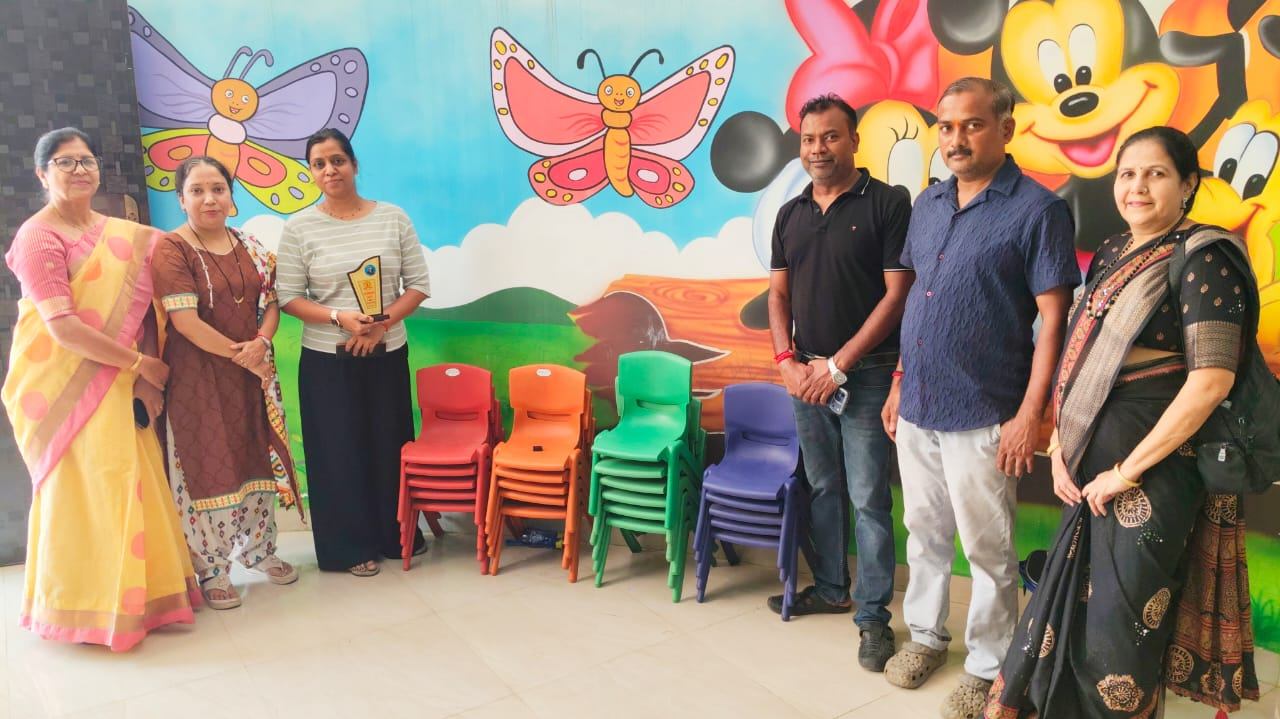 समाजसेवी अग्रवाल दंपती ने हाईटेक आंगनबाड़ी को दिए किड्स चेयर्स