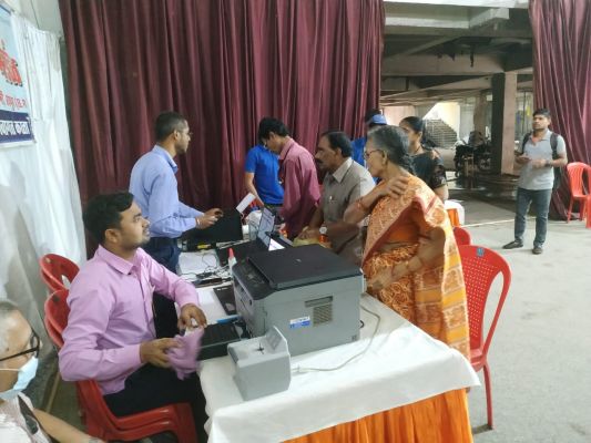 आधार और पैन कार्ड अपडेट करवाने महाराष्ट्र मंडल में उमड़ी भीड़, टाटीबंध और अम्लेश्वर से भी आए लोग