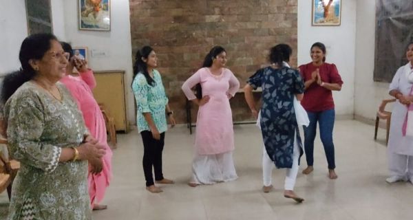 नाट्य कार्यशालाः नाट्य विधा सीख रही महिलाएं और बच्चे, शंकर नगर में हो रहा आयोजन