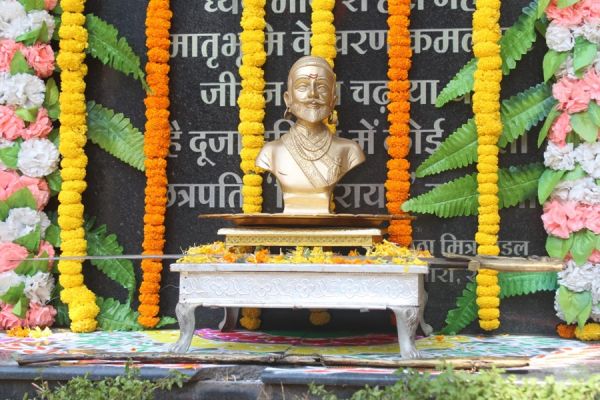 छत्रपति शिवाजी का मराठा युवा समाज ने मनाया... 350 वां राज्याभिषेक दिवस... मेकाहारा में किया भोजन वितरण 