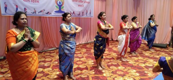 योग दिवस पर महाराष्ट्र मंडल की अनोखी पहल... नौवारी साड़ी और धोती कुर्ता में सदस्यों ने किया योग... लाफिंग योग से मिट गई थकान