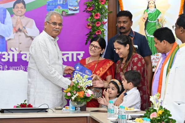 मुख्यमंत्री मितान योजना का एक लाखवां सर्टिफिकेट मंडळ सदस्य सोहळे परिवार को