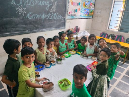 ग्रीन मैंगो, ग्रैप्स और कैप्सकम था ड्रेस कोड.... टिफिन में लाए ग्रीन पास्ता, मैगी और हलुआ