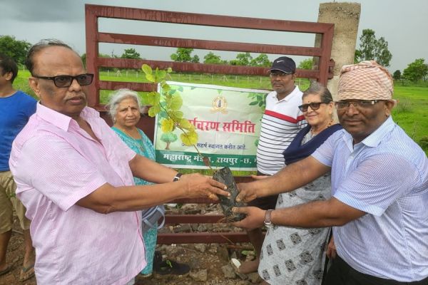 महाराष्ट्र मंडळ ने हरियाली की खातिर... महुदा में रोपे नीम, करंज और कचनार के पौधे... सुरक्षा का लिया संकल्प