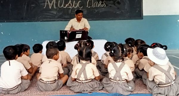 संत ज्ञानेश्वर स्कूल में खेल-खेल में बच्चे सीख रहे ककहरा..... बच्चों में डाली जा रही बेस्ट डाइट में आदत
