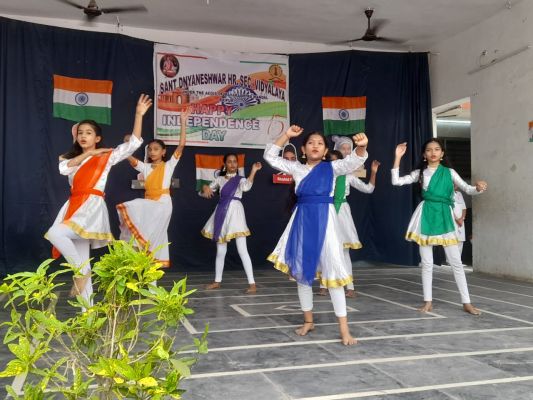 आरंभ है प्रचंड.. की प्रस्तुति से गूंजा संत ज्ञानेश्वर स्कूल, मनाया गया स्वतंत्रता दिवस