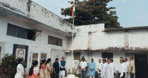  दिव्यांग बालिका गृह में महाराष्ट्र मंडल उपाध्यक्ष खंगन ने फहराया तिरंगा... कहा, भारत गरीब ना था, ना है, ना होगा