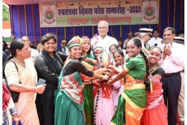 लक्ष्मीनारायण कन्या स्कूल ने... स्वतंत्रता दिवस पर दी शानदार प्रस्तुति... सीएम बघेल के हाथों मिला प्रथम पुरस्कार