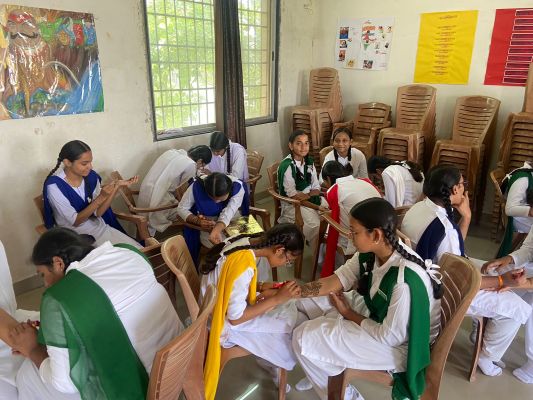 संत ज्ञानेश्वर स्कूल के बच्चों ने दिखाई... अपनी दिव्य प्रतिभा... बनाई राखियां, तो हाथों में सजाई मेहंदी