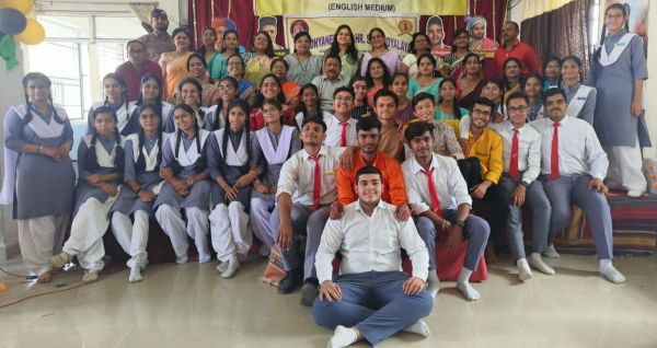 संत ज्ञानेश्वर स्कूल में बच्चों ने किया शिक्षक- शिक्षिकाओं का सम्मान, महाराष्ट्र मंडल में पदाधिकारियों ने गुरुजनों को उपहार देकर की स्तुति